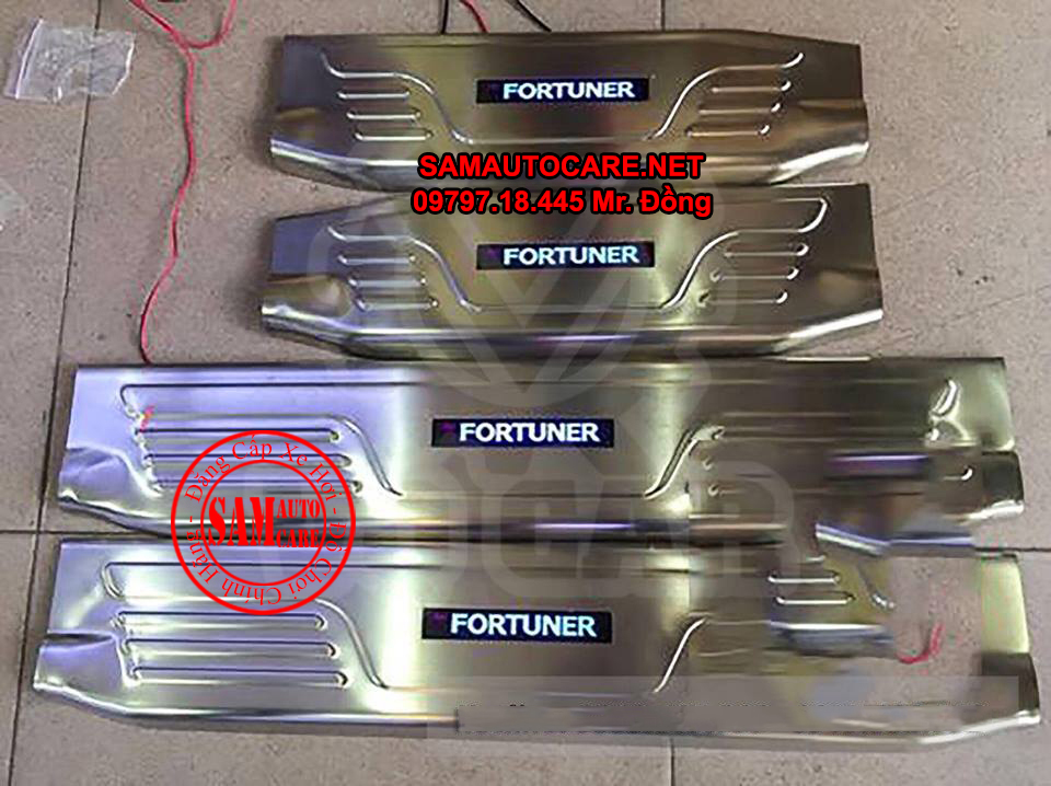 Nẹp Bước Chân Trong Fortuner