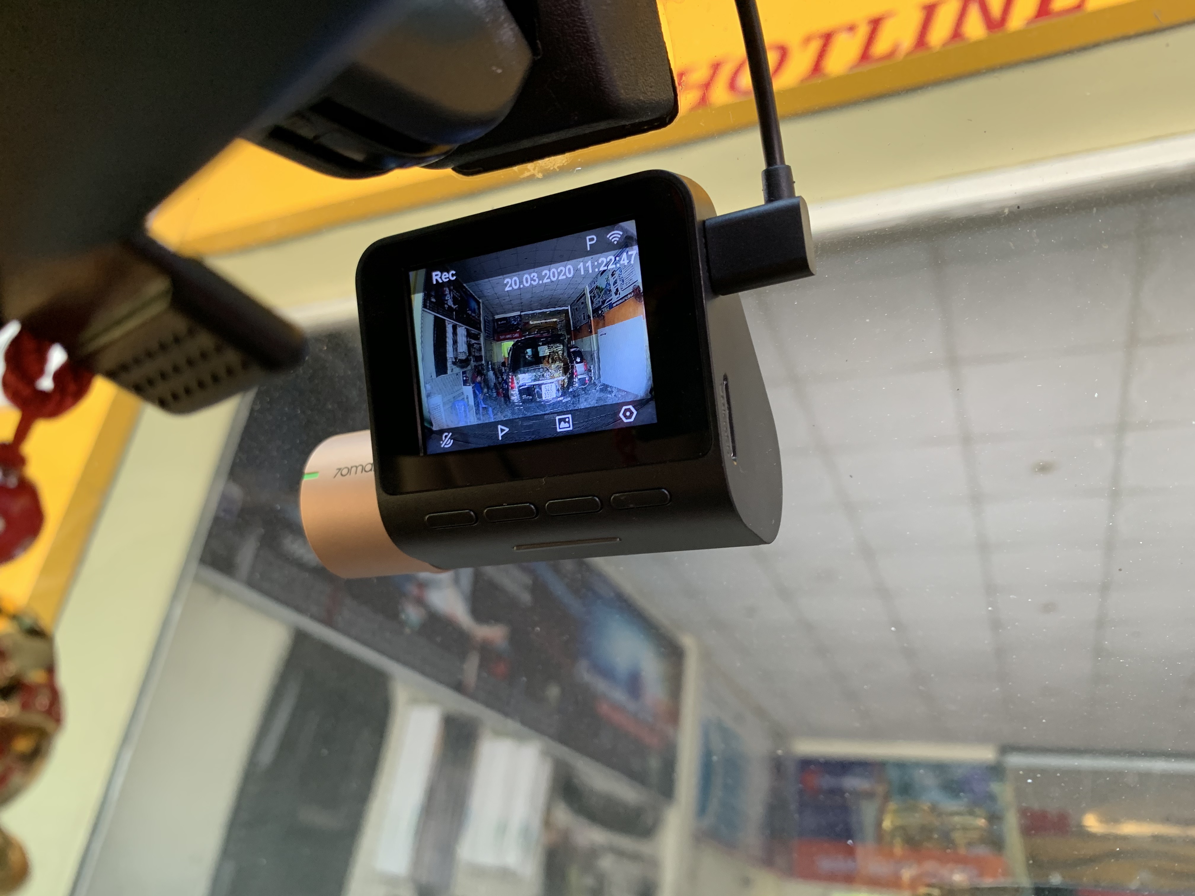Lắp Đặt Camera Hành Trình Cho Xe Innova